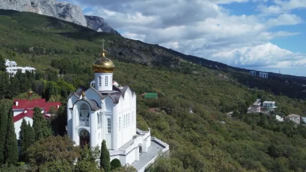 Εκκλησία Στην Άκρη Του Γκρεμού Στα Βουνά Υψηλής Ποιότητας Πλάνα — Αρχείο Βίντεο