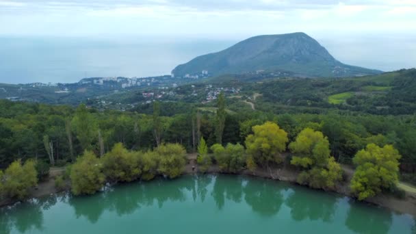 海の岸に美しい睡眠クマの山と緑の湖の上に空中映像 高品質4K映像 — ストック動画