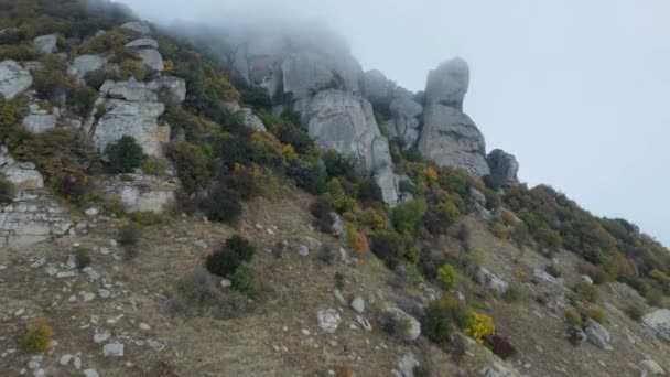 Images Aériennes Montagnes Avec Des Sculptures Rocheuses Qui Couvrent Nuages — Video