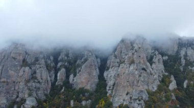 Sonbahar mevsiminde sisli bir dağın tepesindeki hava görüntüleri, Kırım 'daki 4k drone görüntüleri.