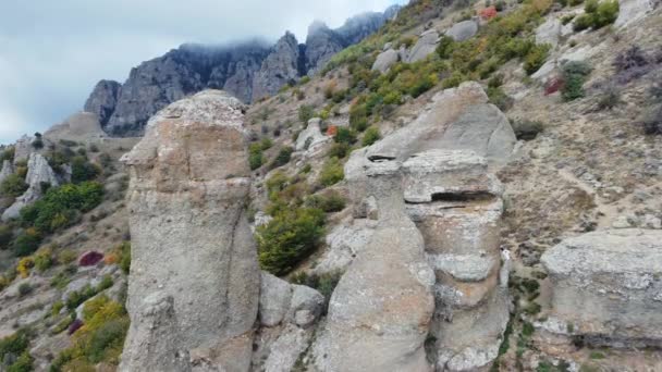 Images Aériennes Montagnes Avec Des Sculptures Rocheuses Qui Couvrent Nuages — Video