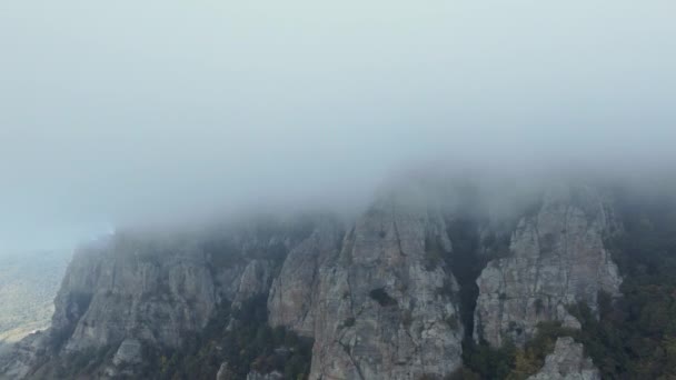 秋の季節の間に霧の多い山の上の空中映像 クリミアでの4Kドローン映像 — ストック動画