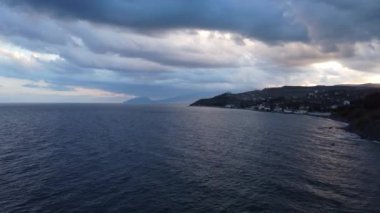 Yaz günbatımı gökyüzü. Panoramik manzara günbatımı. Vahşi doğa renkli gökyüzünde seyahat eder. Gün batımı göl sularına yansıyor.