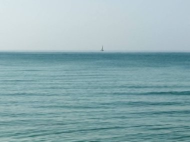 Kırım Yarımadası. Karadeniz. Ufukta bir yelken.