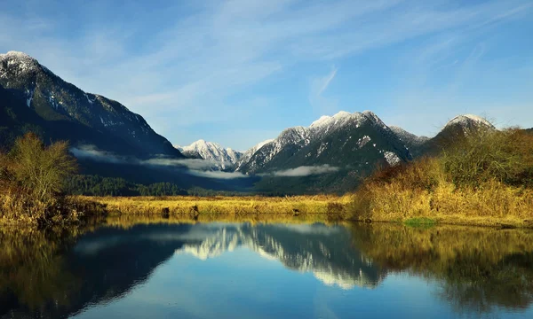 Jezior w górach — Zdjęcie stockowe