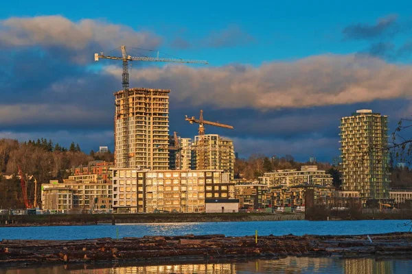 Costruzione Nuovo Grattacielo Sul Lato Della Città Sulla Riva Del — Foto Stock