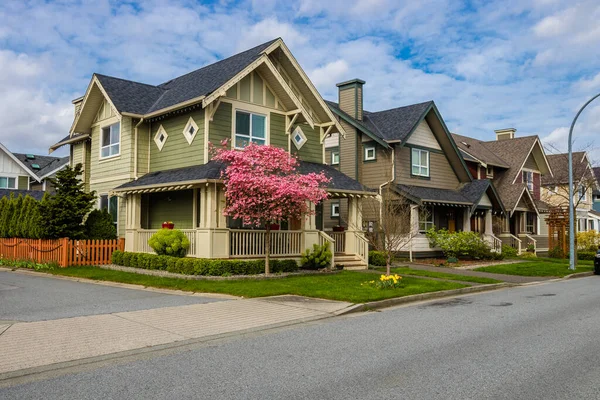 Residential District Richmond City Village Townhouses Green Grass Bushes Trees lizenzfreie Stockbilder