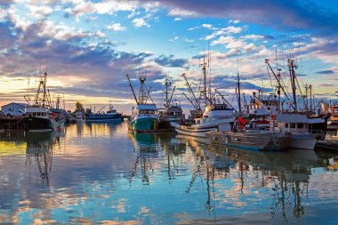  Marina balıkçı tekneleri ve bulutlu bir gökyüzü. Bu marina Richmond Steveston bölgesinde yer almaktadır. Burada kurulan balıkçı köyü Richmond topraklarında ilk yerleşim oldu 