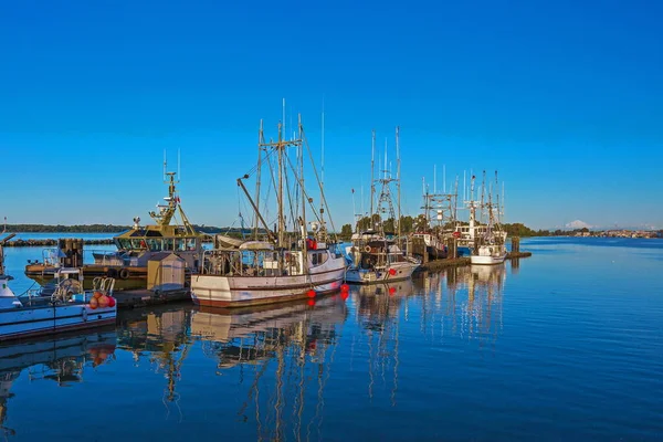 Rybářské Čluny Marině Zamračená Obloha Přístav Nachází Oblasti Steveston Richmondu — Stock fotografie