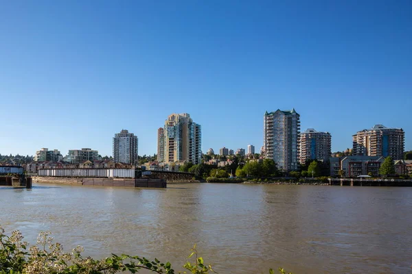 Κτίρια Διαμερισμάτων Στην Προκυμαία Του Downtown New Westminster City — Φωτογραφία Αρχείου