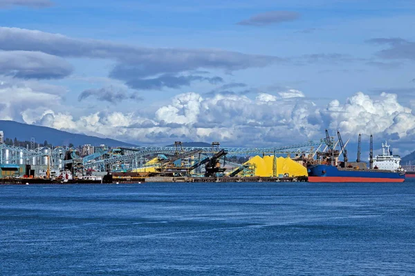 Zeehaven Industriële Zone Van Haven Achtergrond Van Een Bergrug Blauwe — Stockfoto