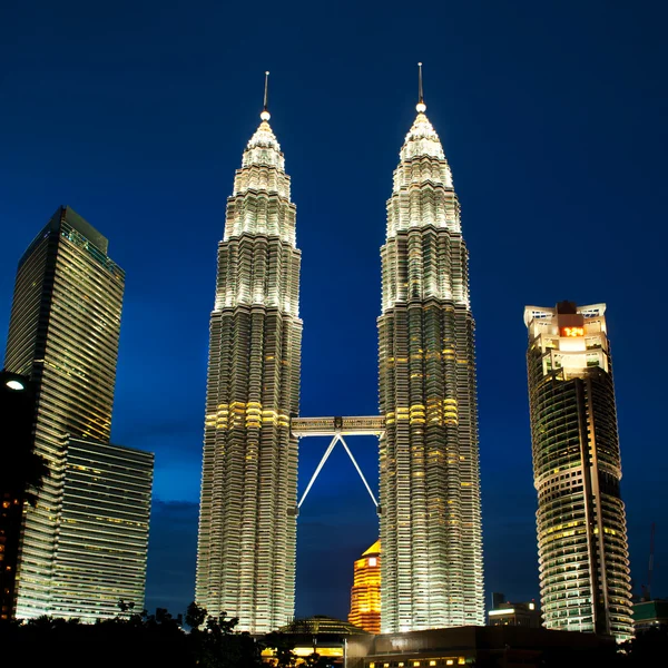 クアラルンプールのペトロナス ツイン タワーとマレーシアの都市の景観. — ストック写真