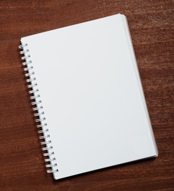 ahşap arka plan üstünde defter.