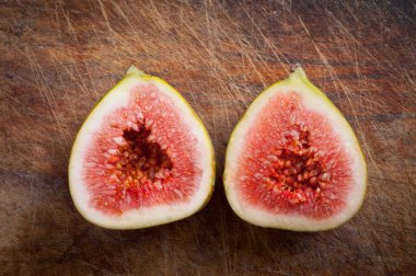 Tahta masada taze incir