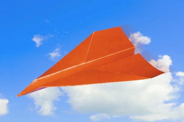 Papírové letadlo proti obloze mraky. — Stock fotografie