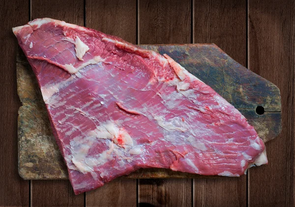 Pokój surowego mięsa na drewnianym stole. — Zdjęcie stockowe