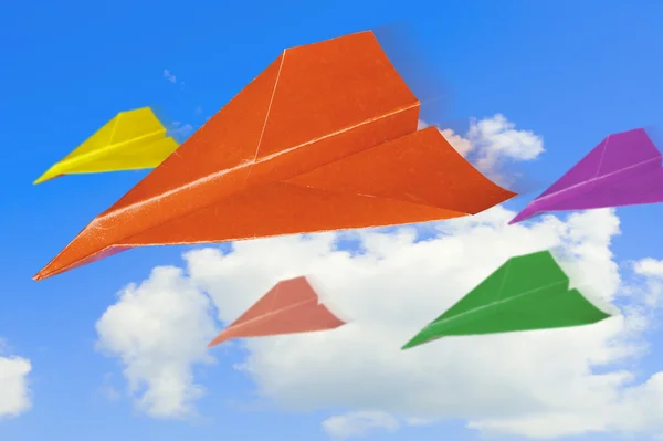 Papper flygplan mot himlen med moln. — Stockfoto