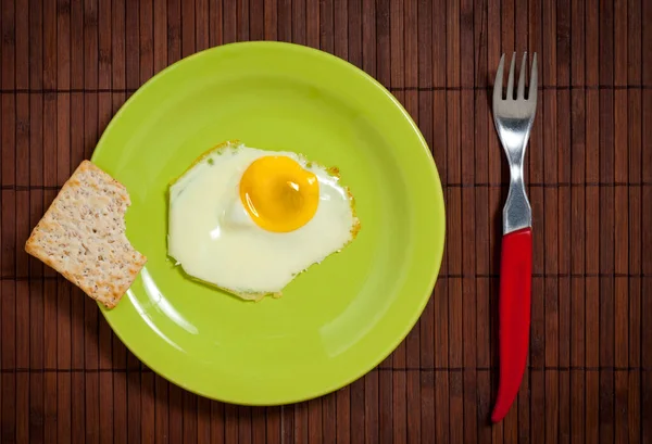 Fried Egg Green Plate Fork Wooden Table — Stockfoto