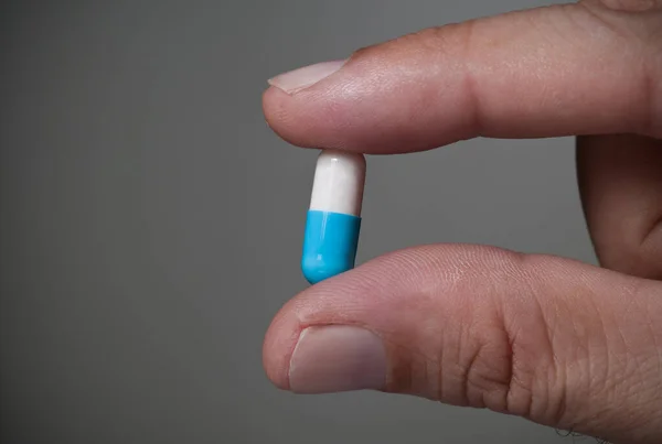 Male Hand Holding Pill — Stock Photo, Image