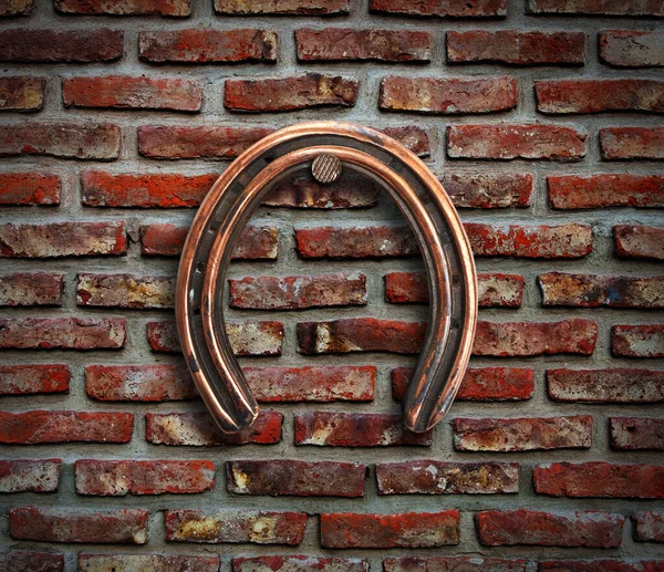 Horseshoe Hanging Brick Wall — Zdjęcie stockowe