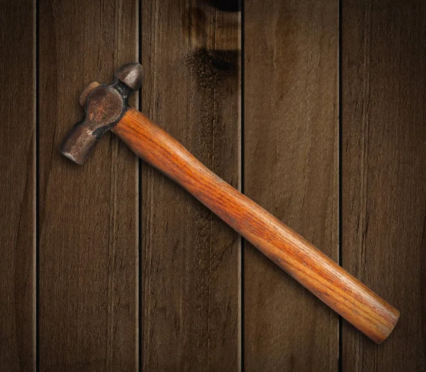 Rusty Metal Hammer Wooden Board Background Top View Space Text — Φωτογραφία Αρχείου