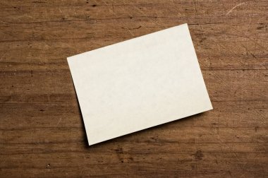 bir not kağıdına ahşap arka plan.