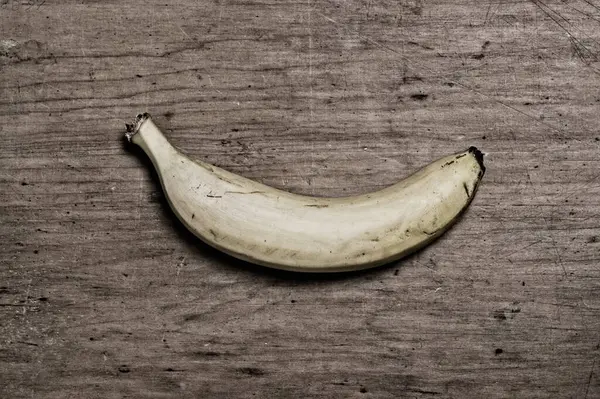 Μπανάνα Παλιό Ξύλινο Τραπέζι — Φωτογραφία Αρχείου