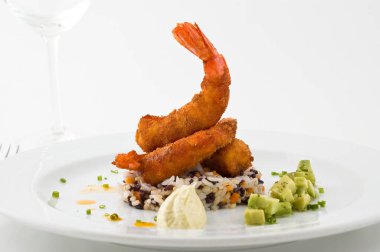 Pirinç, karidesler ve avokado ile gurme deniz ürünleri yemeği.