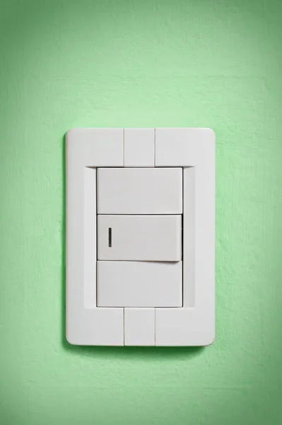 Interruptor Luz Branca Contra Uma Parede Verde — Fotografia de Stock