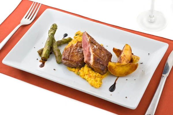 Plato Gourmet Con Carne Espárragos Peras Plano Estudio — Foto de Stock