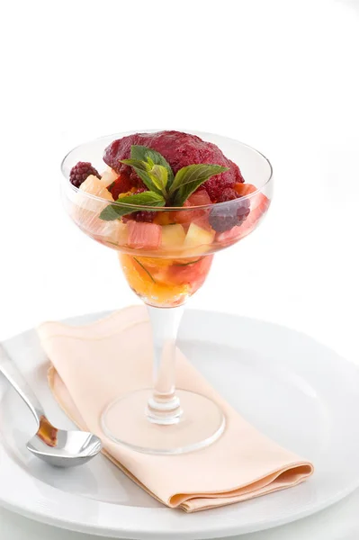 Söt Dessert Med Glass Och Frukt — Stockfoto