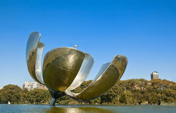 Giant Metal Flower Sculpture Park Recolteta Neighborhood Buenos Aires Argentina — Stockfoto
