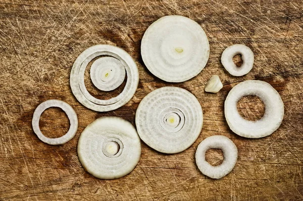 Onion Rings Old Wooden Cutting Table — 스톡 사진