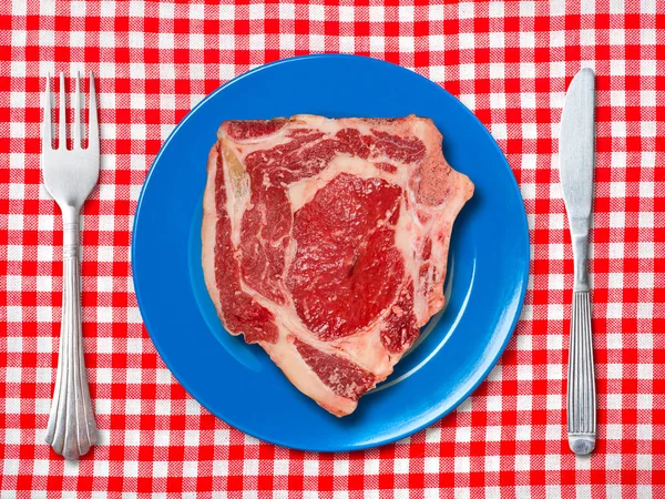 Nyers Steak Kék Tányéron — Stock Fotó