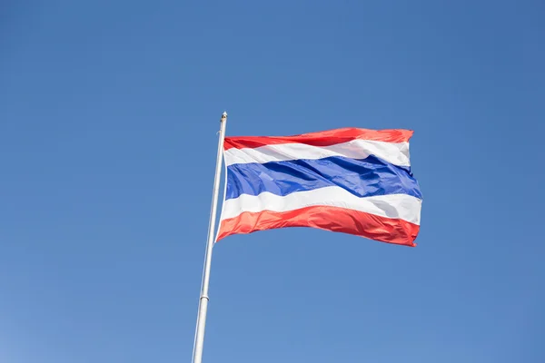 Bandera de Tailandia ondeando con fondo azul del cielo —  Fotos de Stock