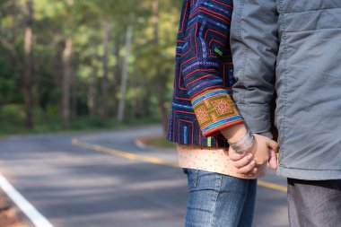 Sevgililer el ele tutuşur