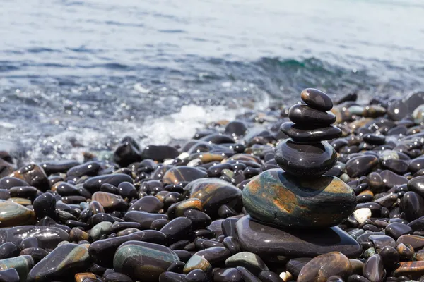 Köveket a piramis szimbolizáló zen kő strandon — Stock Fotó