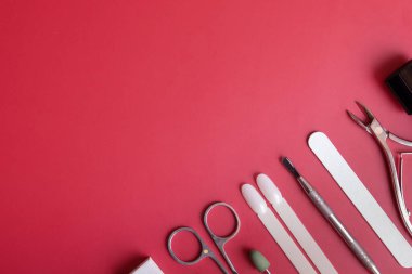 Renkli arka planda fotokopi alanı olan manikür araçları ve ipuçları. Jel cilası kaplama kavramı