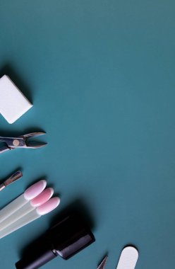 Renkli arka planda fotokopi alanı olan manikür araçları ve ipuçları. Jel cilası kaplama kavramı