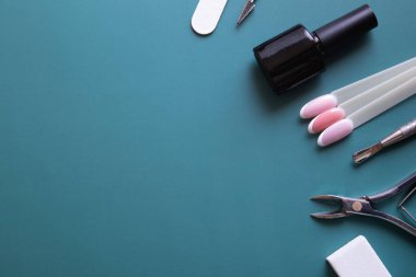 Manikür araçları ve kopya alanı olan mavi arkaplan ipuçları. Jel cilası kaplama kavramı