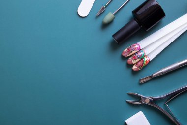 Renkli arka planda fotokopi alanı olan manikür araçları ve ipuçları. Jel cilası kaplama kavramı