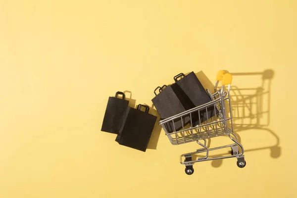 Flach Liegender Miniatur Supermarkt Einkaufswagen Mit Einkaufstüten Black Friday Sale — Stockfoto