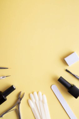 Renkli arka planda fotokopi alanı olan manikür araçları ve ipuçları. Jel cilası kaplama kavramı