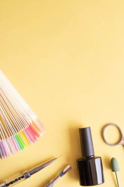 Düz manikür araçları fotokopi alanı üst görünümü ile renkli bir arkaplan üzerinde yatıyordu