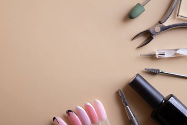 Manikür araçları ve kopya alanı çizimleri ile ipuçları. Hikayeler için jöle boyası dikey fotoğraf