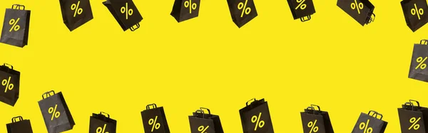 Banner Mit Schwarzen Einkaufstaschen Wehen Auf Gelbem Hintergrund Kreatives Konzept — Stockfoto