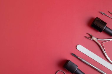 Renkli arka planda fotokopi alanı olan manikür araçları ve ipuçları. Jel cilası kaplama kavramı