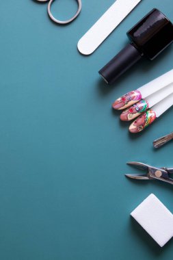 Renkli arka planda fotokopi alanı olan manikür araçları ve ipuçları. Jel cilası kaplama kavramı