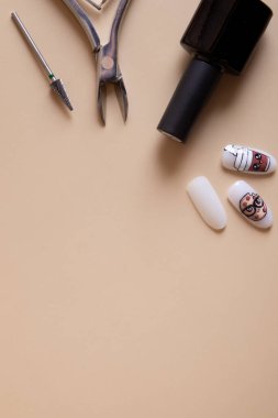 Manikür araçları ve kopya alanı çizimleri ile ipuçları. Hikayeler için jöle boyası dikey fotoğraf