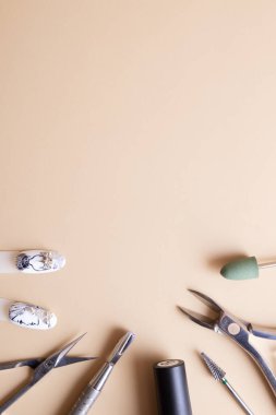 Manikür araçları ve kopya alanı çizimleri ile ipuçları. Hikayeler için jöle boyası dikey fotoğraf